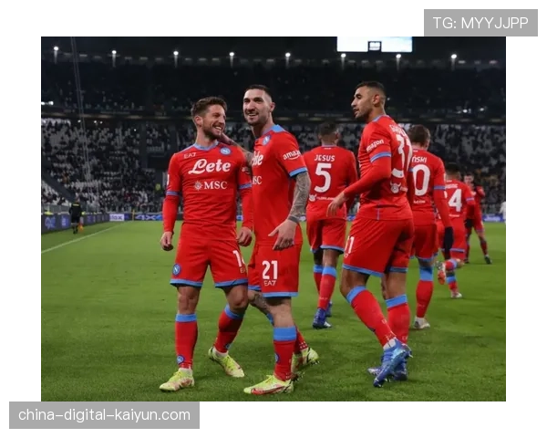 “前意大利后卫基耶利尼造访曼城训练基地，与球员交流链式防守经验”